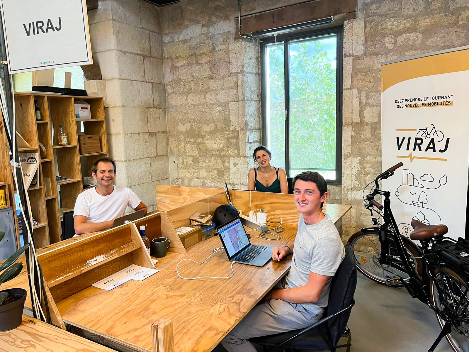L'équipe Viraj au bureau