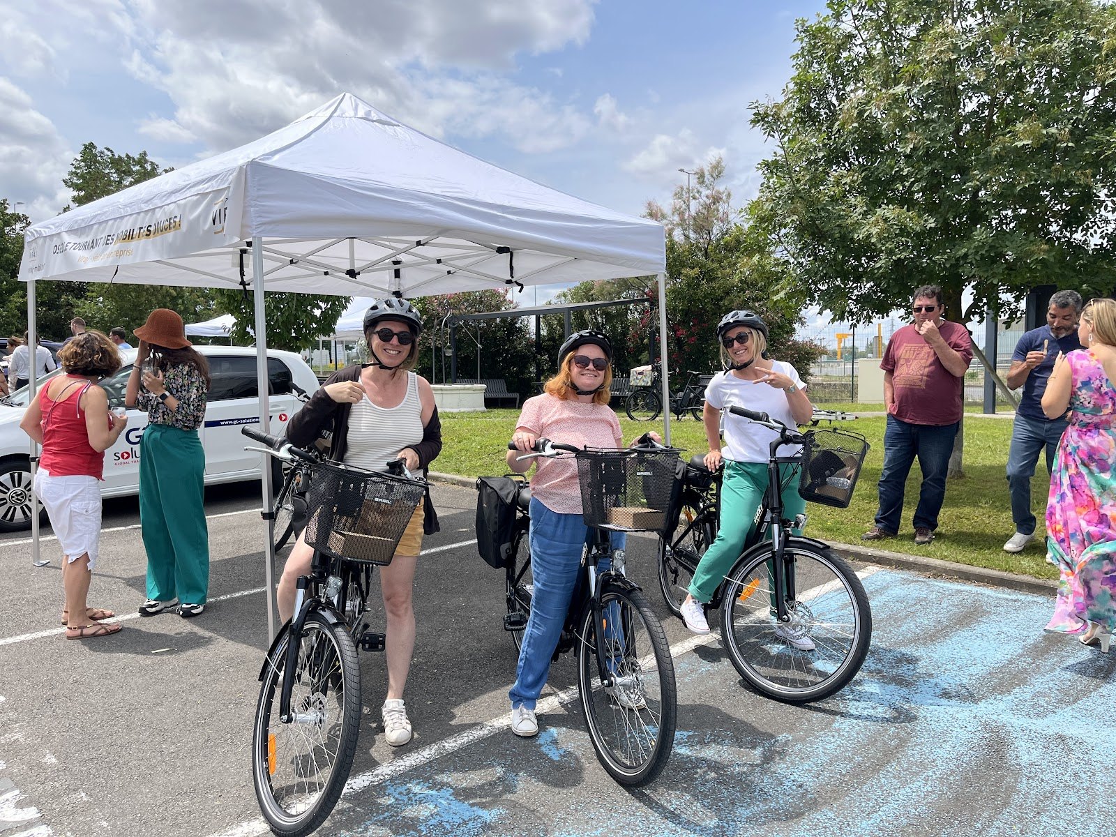 Groupe de cyclistes en vélo électrique